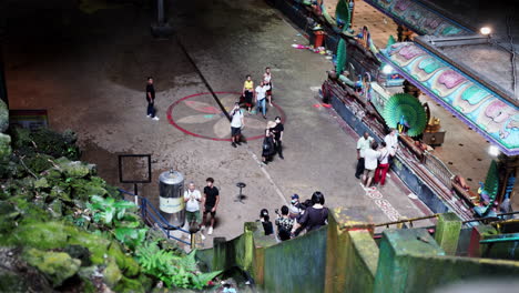 Turistas-Y-Monos-Dentro-Del-Templo-De-Las-Cuevas-Batu-En-Gombak,-Selangor,-Malasia