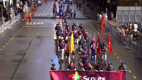 Scouts-Queensland-Nimmt-Stolz-An-Der-Anzac-Day-Parade-Teil,-Würdigt-Die-Opfer-Der-Veteranen-Und-Zeigt-Ihr-Engagement-Für-Den-Dienst-An-Der-Gemeinschaft