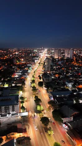 Toma-Aérea-Del-Tráfico-De-La-Ciudad-Al-Atardecer.