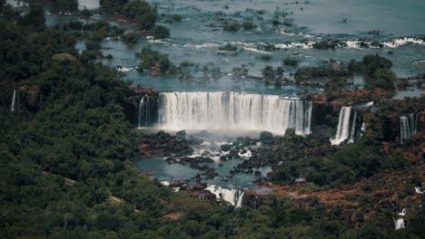 Iguazú-Wasserfälle-Des-Iguazú-Flusses-Tagsüber-An-Der-Grenze-Zwischen-Argentinien-Und-Brasilien