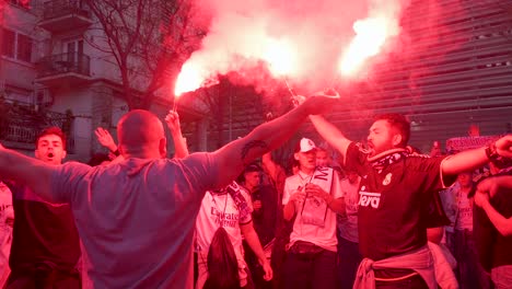 Fans-Von-Real-Madrid-Zünden-Rote-Fackeln-An,-Während-Sie-Das-Champions-League-Fußballspiel-Gegen-Die-Britische-Fußballmannschaft-Manchester-City-Im-Santiago-Bernabéu-Stadion-Von-Real-Madrid-Besuchen