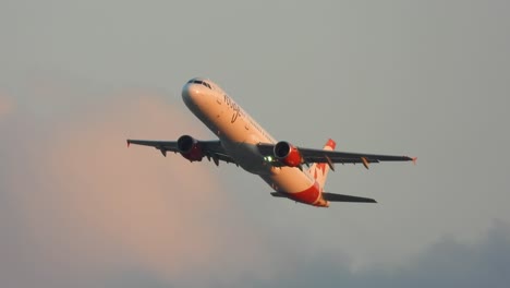 Air-Canada-Rouge-Avión-Boeing-767-Tomando-Con-Fondo-Nublado