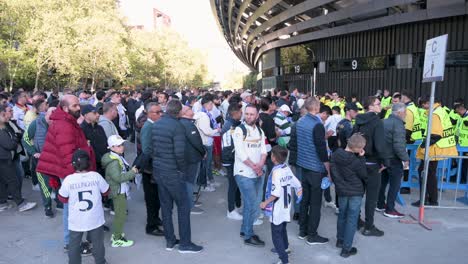 Los-Aficionados-Al-Fútbol-Hacen-Cola-Para-Entrar-Al-Estadio-Santiago-Bernabeu-Del-Real-Madrid-Mientras-Asisten-Al-Partido-De-Fútbol-De-La-Liga-De-Campeones-Entre-Los-Equipos-Español-Y-Británico-Real-Madrid-Y-Manchester-City