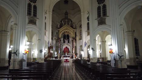 Im-Inneren-Der-Basilika-Unserer-Lieben-Frau-Von-Buenos-Aires-Caballito-Architektur-Religiöses-Weißes-Haus-Katholischer-Glauben,-Gebäude-Bei-Nacht-Menschen-Beten-Gottesdienst,-Argentinien-Südamerikanische-Religion