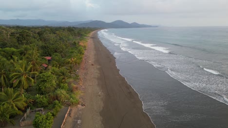 Vista-Aérea-De-La-Remota-Playa-Cuevita,-Cerca-De-El-Valle,-En-El-Departamento-De-Chocó,-En-La-Costa-Del-Pacífico-De-Colombia.