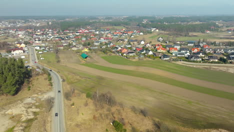 Autos-Fahren-Auf-Der-Alten-Autobahn-In-Eine-Malerische-Europäische-Stadt-Mit-Ackerland