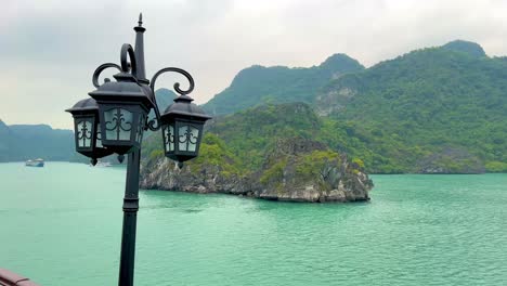 Lámparas-Antiguas-En-Cruceros-Que-Revelan-Karsts-De-Piedra-Caliza-De-La-Bahía-De-Ha-Long-Y-La-Zona-De-La-Bahía-De-Lan-Hay-En-Vietnam