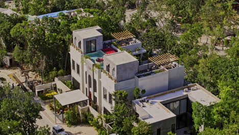 Tulum,-Mexiko,-Luftaufnahme-V11,-Vergrößerte-Vogelperspektive,-Drohnenüberflug-über-Ein-Luxuriöses-Ferienhaus,-Aufnahme-Der-Gebäudeaußenseite-Und-Des-Von-üppigem-Grün-Umgebenen-Pools-Auf-Dem-Dach-–-Aufgenommen-Mit-Mavic-3-Pro-Cine-–-Juli-2023