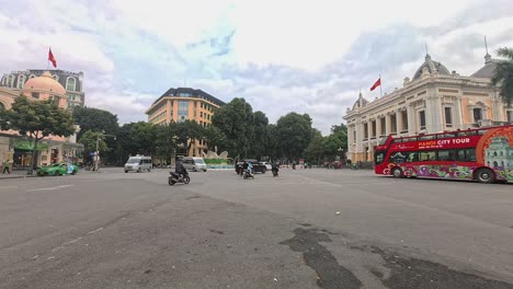 Statische-Aufnahme-Von-Fahrzeugen,-Die-Durch-Die-Stadt-Hanoi-Fahren