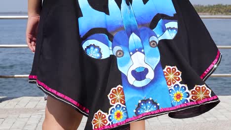 Hermoso-Vestido-Negro-Inspirado-En-La-Leyenda-Huichol-Del-Venado-Azul