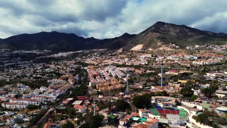 Ciudad-Costera-Española-Cerca-Del-Mar-De-Alborán-España-Paisaje-De-Montañas-De-Málaga