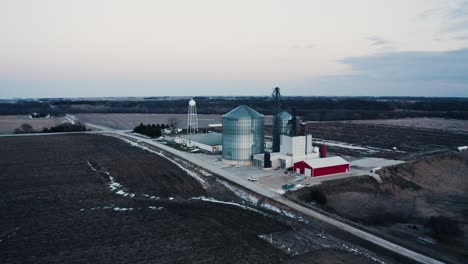 Disparo-De-Un-Dron-Alejándose-De-Un-Solo-De-Grano-En-Una-Granja-Rural-Aislada