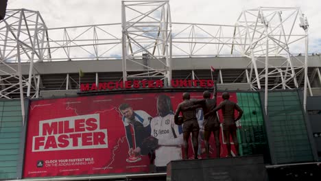 Statue-Von-Fußballspielern-Vor-Old-Trafford-In-Manchester-Unter-Bewölktem-Himmel,-Zeitraffer