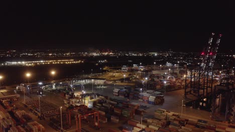 Danziger-Schiffsterminal-Bei-Nacht,-Luftbildvideo