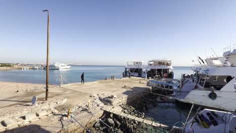 Puerto-Con-Barcos-En-Hurghada,-Egipto---Plano-Amplio