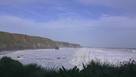 Tormenta-En-El-Mar-Olas-Altas-Y-Vientos-Azotan-La-Costa-En-Copper-Coast-Waterford-En-Storm-Kathleen