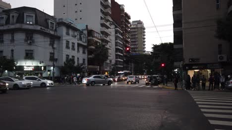 Los-Automóviles,-Los-Taxis,-Los-Autobuses-Circulan-Por-La-Avenida-Directorio,-Los-Argentinos-Cruzan-La-Arquitectura-Del-Cielo-Del-Atardecer-Y-El-Estilo-De-Vida-Cotidiano-En-La-Capital-Sudamericana.