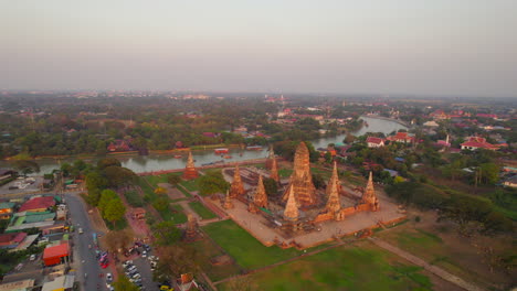 Wat-Chaiwatthanaram-Buddhistischer-Tempel-In-Ayutthaya-Bei-Sonnenuntergang
