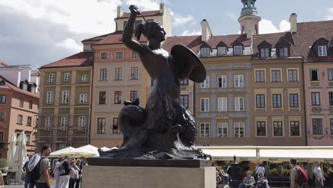 The-iconic-Mermaid-of-Warsaw-sculpture,-emblematic-of-the-city,-graces-the-Old-Town-Market-Place-in-Warsaw,-Poland