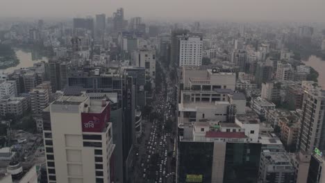 Tráfico-De-La-Ciudad-En-La-Zona-Comercial-Por-La-Noche.