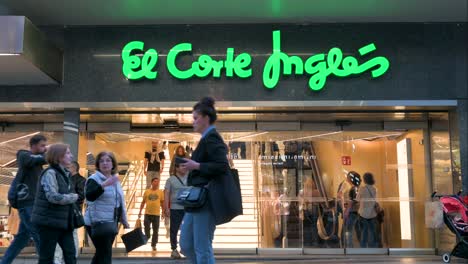 Se-Ven-Peatones-Y-Compradores-En-Los-Grandes-Almacenes-Más-Grandes-De-España,-El-Corte-Inglés,-Durante-La-Noche.