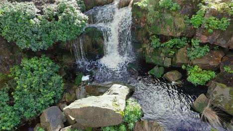 Imágenes-Aéreas-De-Drones-De-Una-Alta-Cascada-Rocosa-En-Los-Valles-De-Yorkshire,-Centavos