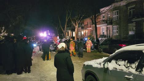 Nächtlicher-Notfalleinsatz-Nach-Einer-Tödlichen-Schießerei-Mit-Polizei-Und-Passanten-Vor-Ort,-Schneebedeckte-Straße-In-Montreal