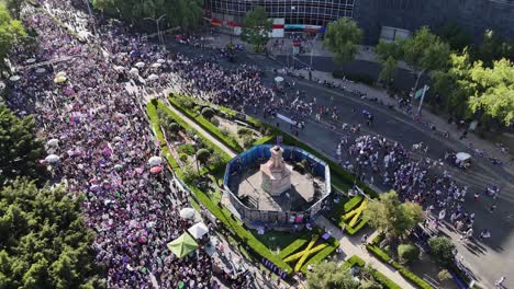 Marcha-Masiva-Del-Día-Internacional-De-La-Mujer-En-La-Avenida-Reforma-En-La-Ciudad-De-México