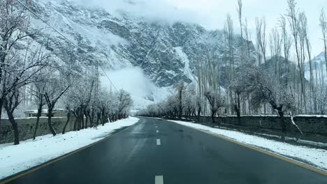 Auto-Fährt-Auf-Einer-Straße-In-Der-Schneebedeckten-Landschaft-Von-Skardu---Es-Ist-Bewölkt