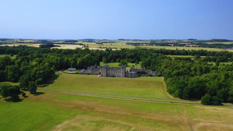 Schloss-In-Der-Schottischen-Landschaft