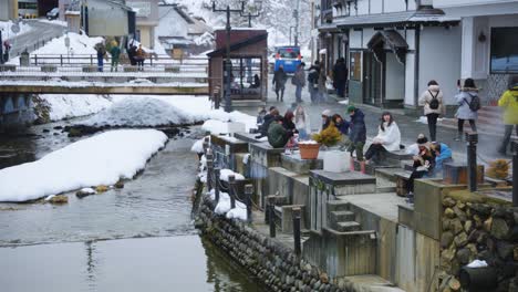Cámara-Lenta-A-Través-De-Una-Ciudad-Invernal-En-Japón-Con-Vapor-Geotérmico-Subiendo