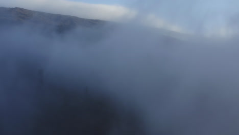 Vista-Aérea-De-Las-Nubes-Moviéndose-Sobre-Las-Laderas-Del-Volcán-Haleakala-En-Maui,-Hawai