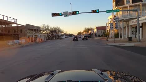 Hiperlapso-De-Conducción-De-Automóviles-Al-Atardecer-Durante-La-época-Navideña-A-Través-De-Fredericksburg,-Texas,-Estados-Unidos,-Toma-Panorámica-Pov