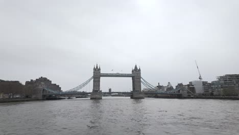 Viendo-El-Tower-Bridge-De-Londres-Desde-Un-Crucero-Por-El-Río-En-Medio-De-Cielos-Nublados-Durante-El-Día,-Que-Resume-La-Esencia-Del-Viaje,-La-Exploración-Y-El-Descubrimiento-De-Lugares-Emblemáticos-En-Nuevas-Perspectivas.