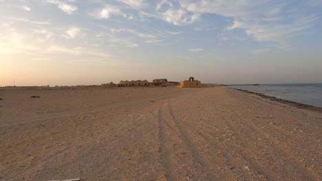 Panoramablick-Auf-Den-Sandstrand-Mit-ATV-Verleih-Und-Menschen-In-Marsa-Alam,-Ägypten