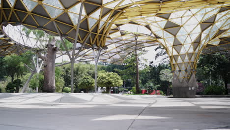 Baldachin-Mit-Einzigartigem-Geometrischem-Muster-Im-Perdana-Botanical-Garden-In-Kuala-Lumpur,-Malaysia