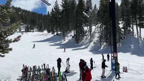 Gente-Esquiando-Y-Practicando-Snowboard-En-La-Estación-De-Esquí-Diamond-Peak-En-North-Lake-Tahoe.