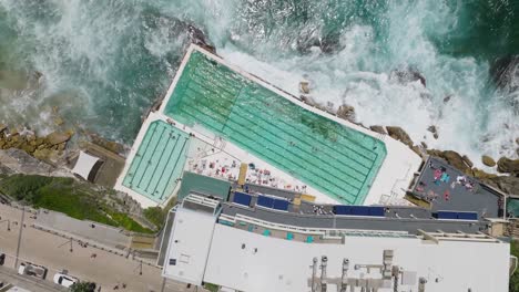 Toma-Aérea-De-Un-Dron-De-Bondi-Beach,-Australia,-Un-Destino-Costero-Icónico