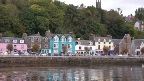 Coastal-Waterfront-Buildings-in-Tobermory,-Isle-of-Mull,-Scotland-UK,-Panorama