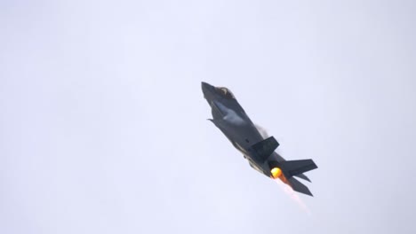 El-Avión-De-Combate-F35-Lightning-II-Realiza-Un-Empinado-Ascenso-De-Alto-Rendimiento