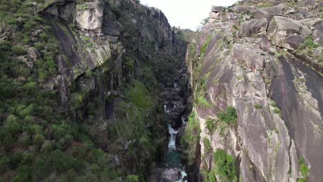 Fliegen-Sie-über-Die-Wunderschöne-Naturlandschaft-Von-Faião-Gerês,-Portugal