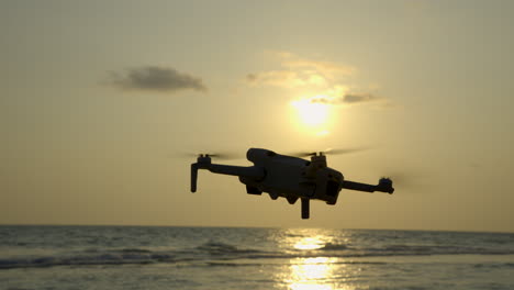 Drone-Volador-En-El-Lado-De-La-Playa
