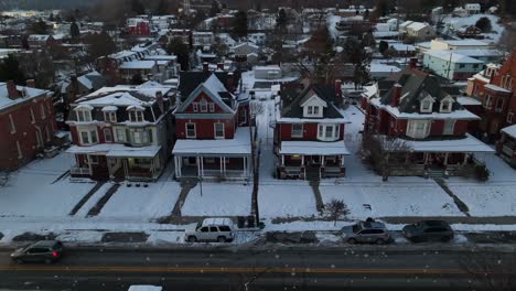 Verschneite-Winterhäuser-In-Einer-Amerikanischen-Stadt-Bei-Schneefall