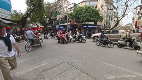 Tráfico-Pesado-Circulando-Por-La-Ciudad-De-Hanoi.