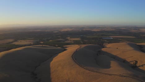 Vista-Aérea-De-Drones-Al-Atardecer-Del-Mirador-De-Steingarten-En-El-Sur-De-Australia