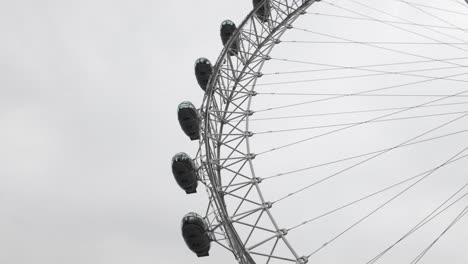 Mirando-Hacia-El-Cielo,-Capturando-El-Ojo-De-Londres,-O-La-Rueda-Del-Milenio,-Con-El-Telón-De-Fondo-Del-Cielo-Nublado-De-Londres-Que-Gira-Lentamente