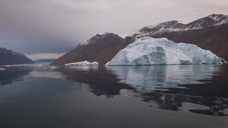 Iceberg-Flotando-En-Agua-Fría,-Fiordo-En-El-Archipiélago-De-La-Isla-De-Svalbard,-Noruega