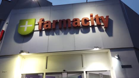 Farmacity-Tienda-Firmar-Primer-Plano-Entrada-Diseño-De-Farmacia-Médica-Cadena-De-Tiendas-En-La-Ciudad-De-Buenos-Aires-Argentina-Noche