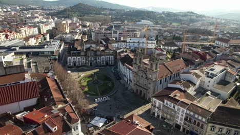 Fliegen-Sie-über-Das-Stadtzentrum-Von-Braga,-Portugal-20