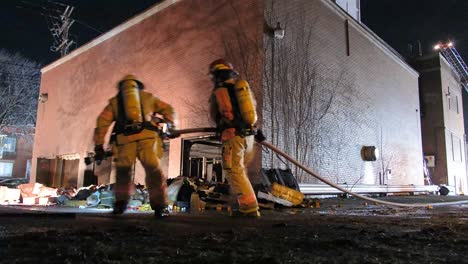 Bomberos-De-Noche-Combatiendo-Un-Incendio-En-Un-Edificio-Abandonado-En-Montreal